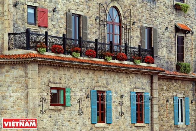 Área del hotel con balcones decorados con macetas. (Foto: Revista Vietnam)