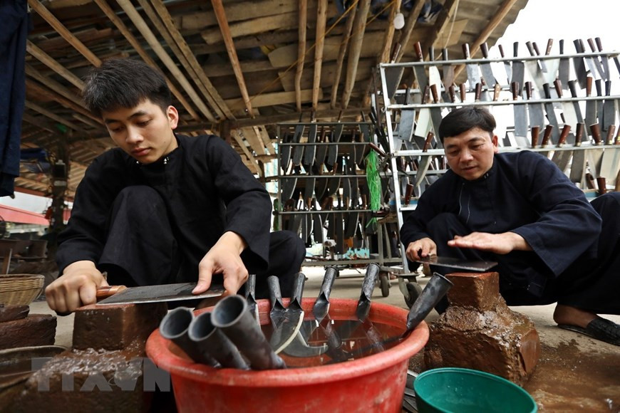 Los cuchillos de la cooperativa Minh Tuan Phuc Sen reciben el certificado de tres estrellas de productos agrícolas destacados en 2020 (Foto: VNA)
