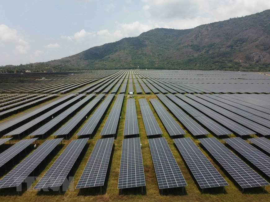 La planta de energía solar Sao Mai, en la provincia de An Giang, tiene una capacidad total de 210 megavatios pico y contribuye anualmente con casi 400 millones de kilovatios por hora a la red nacional de electricidad (Fuente: VNA)