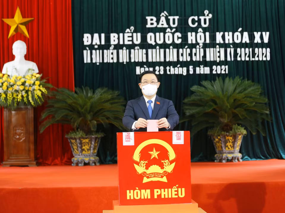 El presidente de la Asamblea Nacional, Vuong Dinh Hue, emite su voto en la mesa de votación número 1, en el distrito de An Lao, de la ciudad de Hai Phong (Foto: VNA)