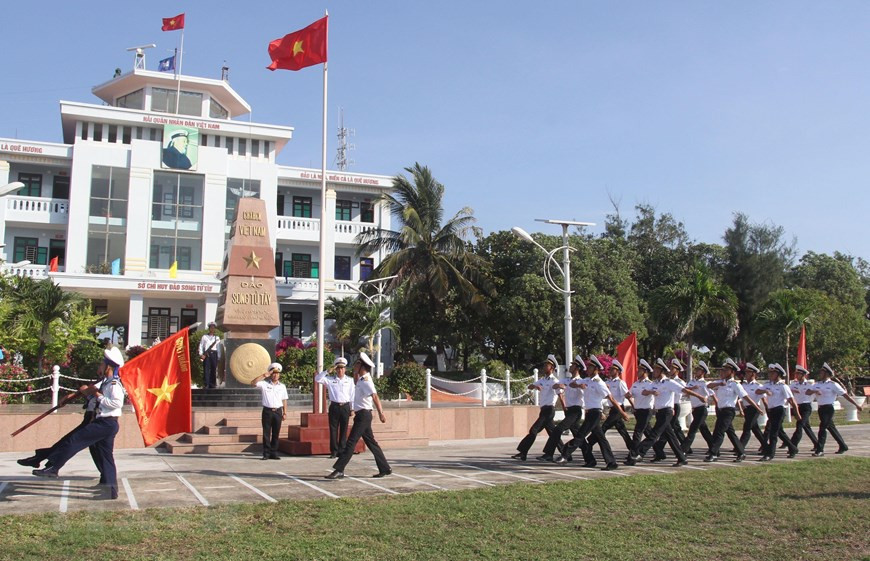 El acto de izamiento de la bandera nacional en la isla Song Tu Tay el 28 de abril de 2021 (Foto: VNA)