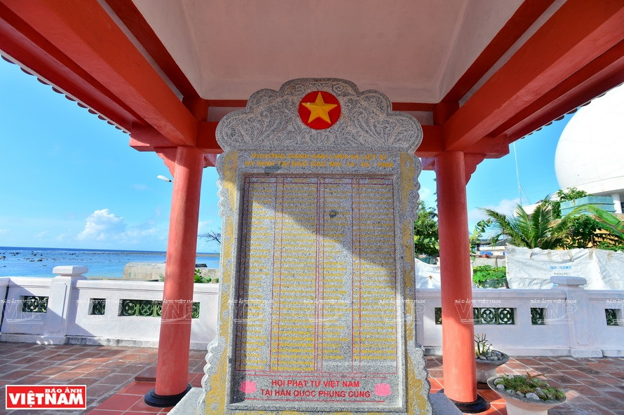 Piedra conmemorativa con el nombre de 64 soldados que cayeron en la histórica batalla naval de Gac Ma por defender la soberanía sagrada de la Patria. (Fuente: Revista Vietnam)