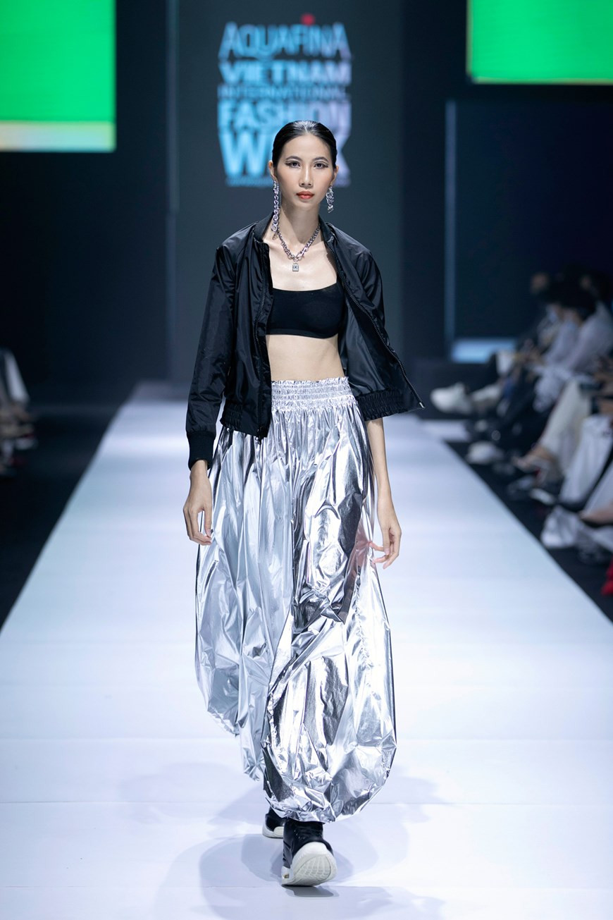 Manteniendo un espíritu moderno y dinámico con el toque descuidado propio de la juventud, la colección de 40 diseños, incluidos 20 looks para hombre y 20 de mujer, es la historia sobre una calle llena de confianza y ambición (Foto: Vietnam+)