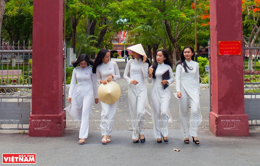 El Ao Dai se convirtió en la prenda tradicional femenina en la ciudad imperial de Hue. (Fuente: Revista Ilustrada de Vietnam)