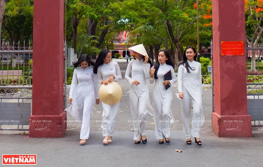 El Ao Dai se convirtió en la prenda tradicional femenina en la ciudad imperial de Hue. (Fuente: Revista Ilustrada de Vietnam)
