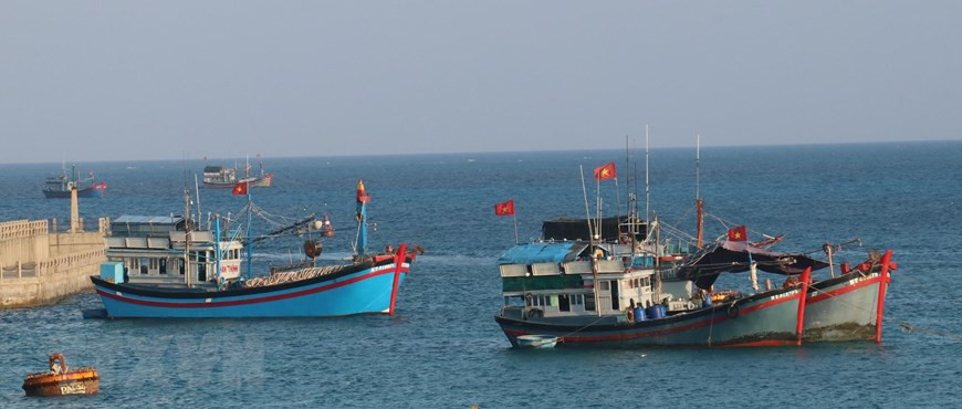La bandera nacional ondea en el techo de un barco pesquero vietnamita anclado en la isla Da Tay A en el archipiélago de Truong Sa (Spratly) (Foto: VNA)