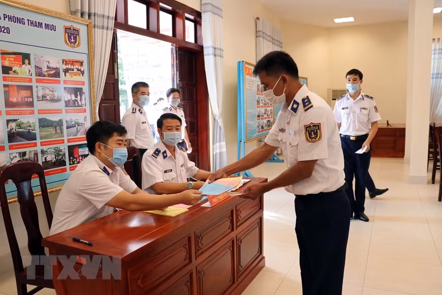 Oficiales y soldados recolectan votos en el Cuartel General de la Guardia Costera de la Región 3 (Foto: VNA)