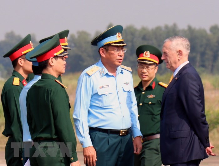 El secretario dialoga con soldados en el aeropuerto Bien Hoa. (Fuente: VNA)