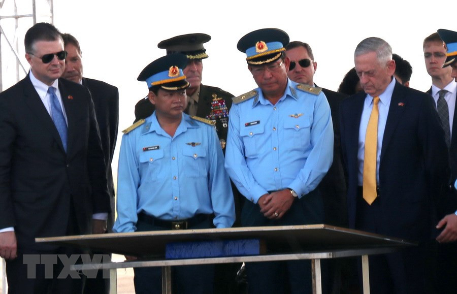 El secretario estudia el mapa de las zonas contaminadas. (Fuente: VNA)