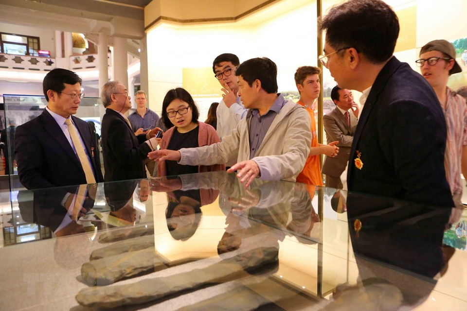 Visitantes en la exposición (Fuente: VNA)