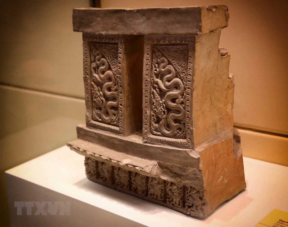 Un objeto arqueológico en la exhibición (Fuente: VNA)