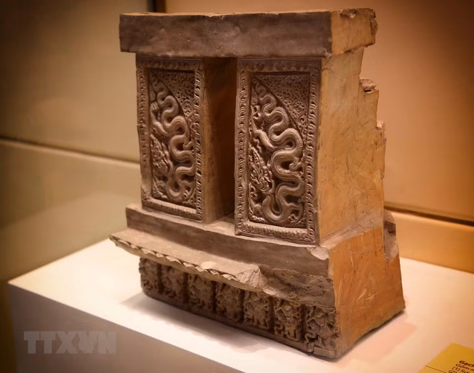 Un objeto arqueológico en la exhibición (Fuente: VNA)