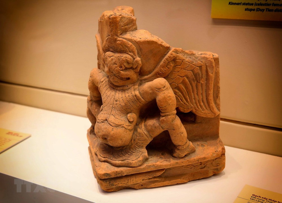 Un objeto arqueológico en la exhibición (Fuente: VNA)