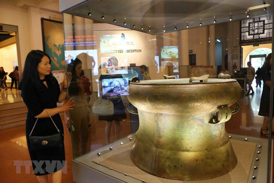 Visitantes en la exposición (Fuente: VNA)