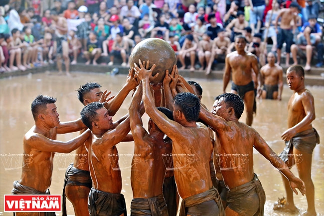 Los competidores luchan por poner el balón en el hoyo del otro equipo.