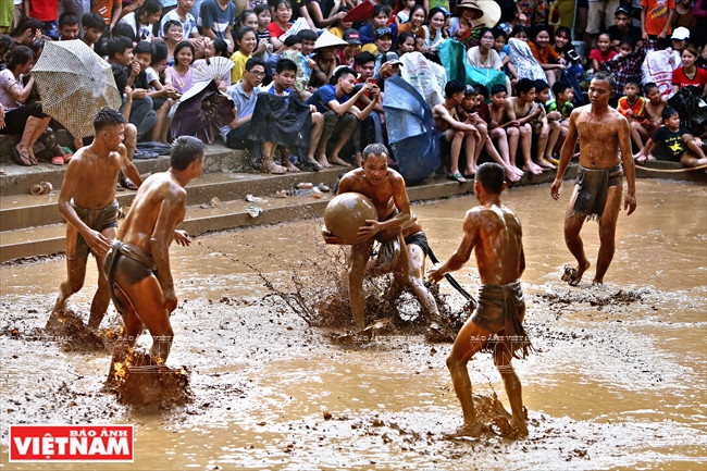 Los jugadores se mueven con muchas dificultades en el campo fangoso y resbaladizo.
