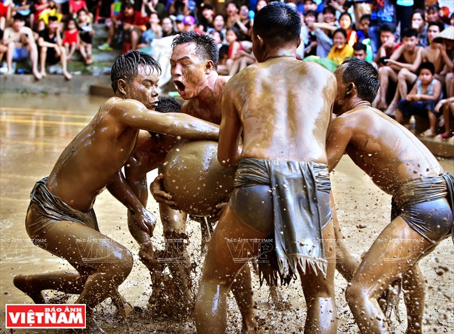 Un jugador consigue poner la pelota en el hoyo.