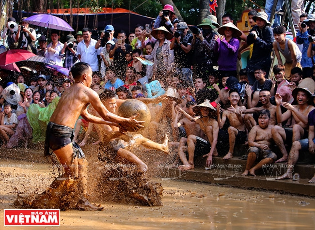Los jugadores rivalizan para conseguir el balón.