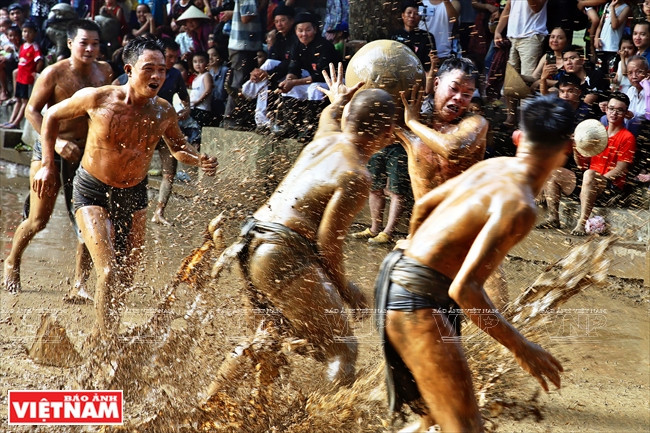 Los jugadores luchan por poner el balón en el hoyo del otro equipo.