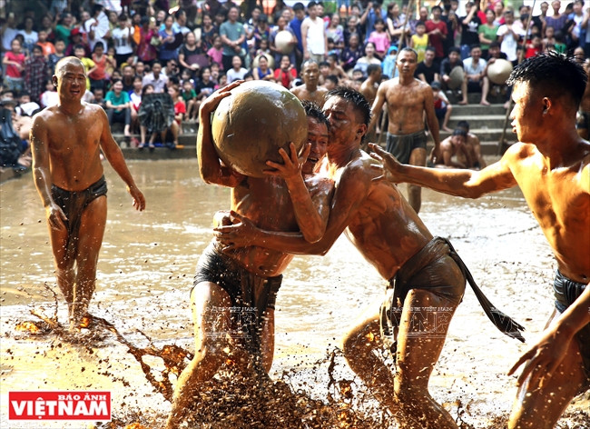 Un partido de Vat Cau Bun consiste en dos equipos (Giap Thuong y Giap Ha), y cada uno de ellos cuenta con ocho jugadores.