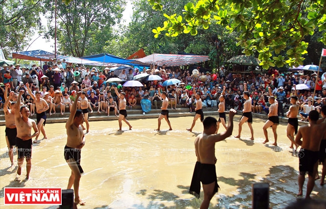 Los jugadores dan una vuelta por el campo antes de entrar a la competencia.