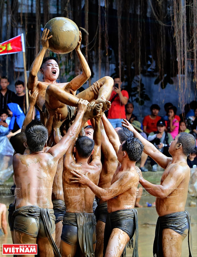 Los equipos pueden elevar el jugador que consigue el balón para protegerlo.