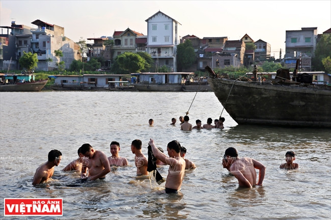 Al final del partido, los competidores se bañan en el río Cau con el deseo de traer buena salud y cosecha abundante a los lugareños.