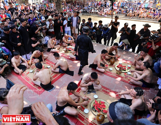 El festival de Vat Cau Bun de la aldea de Van empieza con la ceremonia khao quan (acto para recompensar los soldados).