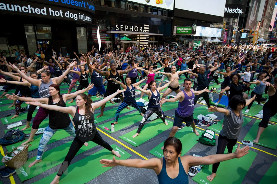 Miles de personas celebran en Times Square el Día Internacional del Yoga. (Fuente: Xinhua/VNA)