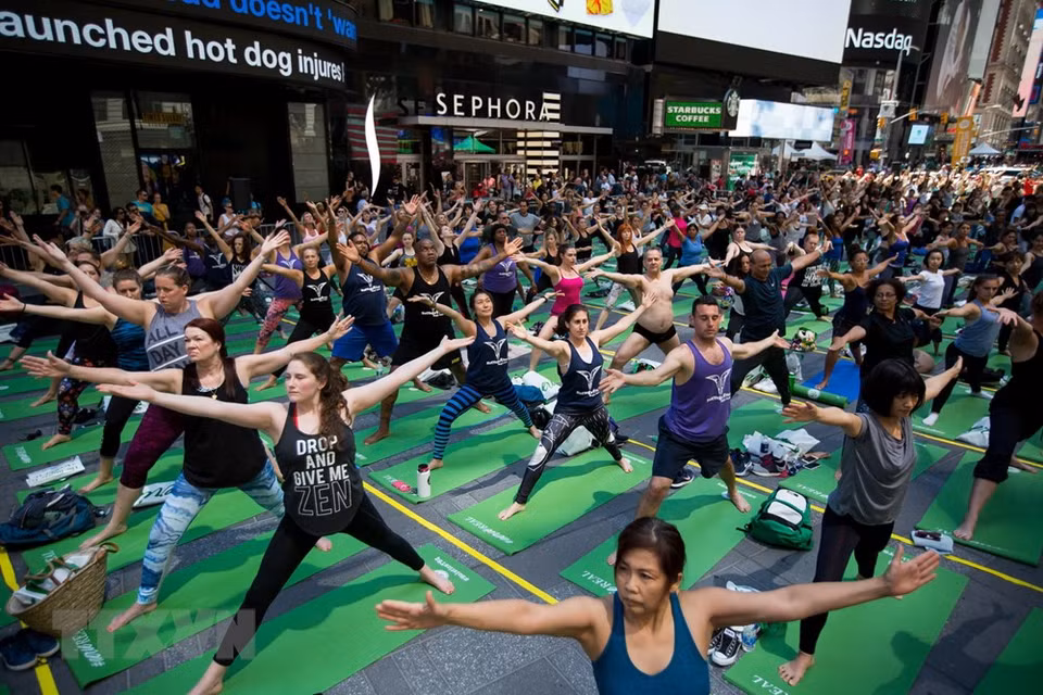 Miles de personas celebran en Times Square el Día Internacional del Yoga. (Fuente: Xinhua/VNA)