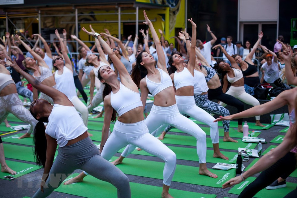 La fecha del solsticio de junio constituye el día más largo del año y se coincide con el Día Internacional del Yoga. (Fuente: Xinhua/VNA)