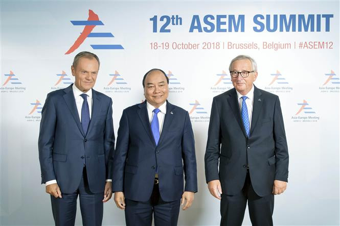Los presidentes del Consejo Europeo, Donald Tusk, y del Comité Europeo, Jean-Claude Juncker, recibieron al primer ministro de Vietnam, Nguyen Xuan Phuc. (Fuente: VNA)