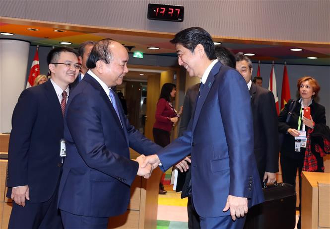 El primer ministro de Vietnam, Nguyen Xuan Phuc, y su homólogo japonés, Shinzo Abe, en la inauguración de ASEM 12. (Fuente: VNA)