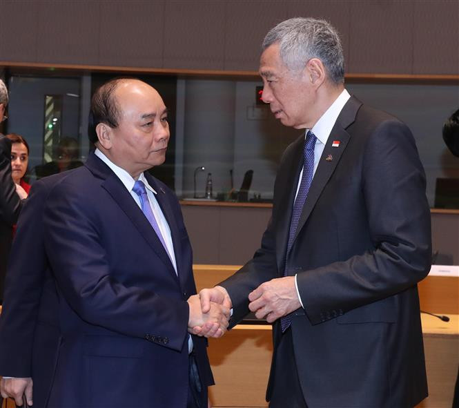 El primer ministro de Vietnam, Nguyen Xuan Phuc, y su homólogo singapurense, Lee Hsien Loong. (Fuente: VNA)