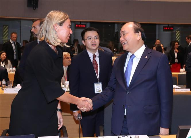 El primer ministro de Vietnam, Nguyen Xuan Phuc, y la alta representante de la Unión Europea (UE) para Asuntos Exteriores y Política de Seguridad, Federica Mogherini. (Fuente: VNA)