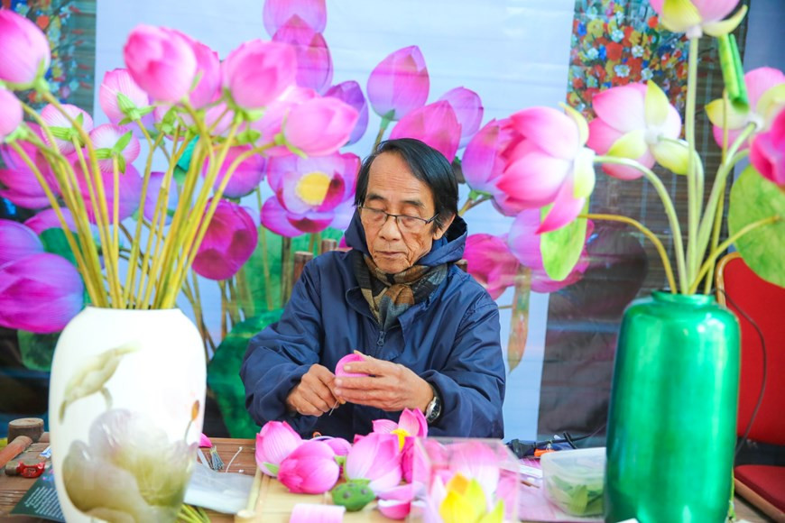 El artesano Than Van Huy, con más de 50 años de experiencia en la fabricación de flores de papel, compartió que desde el séptimo mes lunar ha preparado suficientes materiales para satisfacer las necesidades de los clientes durante el Tet. Thanh Tien es un pueblo con una larga historia que se ha conservado y desarrollado durante más de 300 años. El pueblo está ubicado a lo largo de la ribera del río Huong, a siete kilómetros de la ciudad de Hue. Este es un pueblo famoso en Hue que se especializa en la fabricación de flores de papel para diferentes fines como la decoración de la casa. (Foto: Vietnam+)