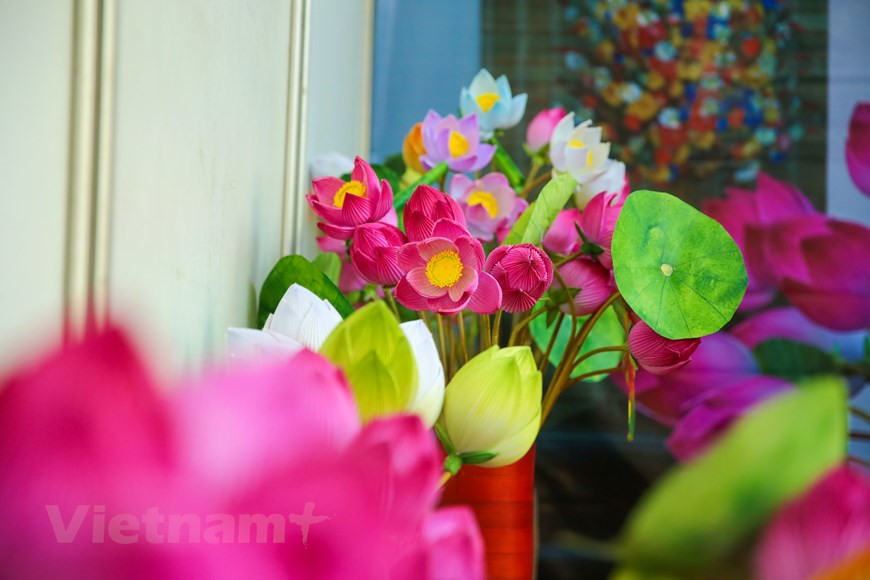 Las flores de papel de Thanh Tien no solo tienen un significado ceremonial, sino que también destacan por sus valores estéticos y culturales. Actualmente, la demanda de flores de papel ha disminuido mucho, pero la gente de aquí todavía quiere mantener este pueblo artesanal como una característica cultural única de la gente de Hue. En los últimos días del año, a pesar de que llueve mucho, todavía hay numerosos turistas que vienen de visita y experimentan la elaboración de flores de papel. Las flores de papel de Thanh Tien ahora no solo son famosas por la cultura de la antigua capital de Hue, sino que también siguen a los turistas a otras regiones como Hanoi, Hoi An o incluso el extranjero. (Foto: Vietnam+)