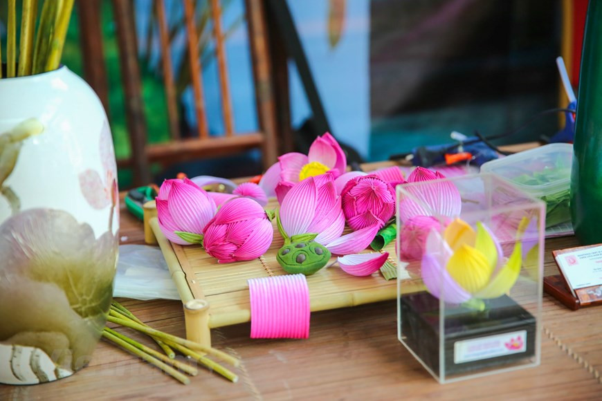 Las flores de papel aquí son preferidas por la gente como un motivo ceremonial, para decorar los santuarios, templos y altares. El oficio de elaboración de flor de papel de Thanh Tien proviene de las creencias populares. Estas flores decoran solemnemente en lugares consagrados como las pagodas. Una vez al año, con motivo del Año Nuevo Lunar, se reemplazan las flores nuevas, se quitan y se queman las flores viejas. Así, las flores de papel de la comuna de Thanh Tien se han convertido en una característica cultural y religiosa de los pobladores de Hue, en la provincia central de Thua Thien-Hue, durante muchas generaciones. (Foto: Vietnam+)