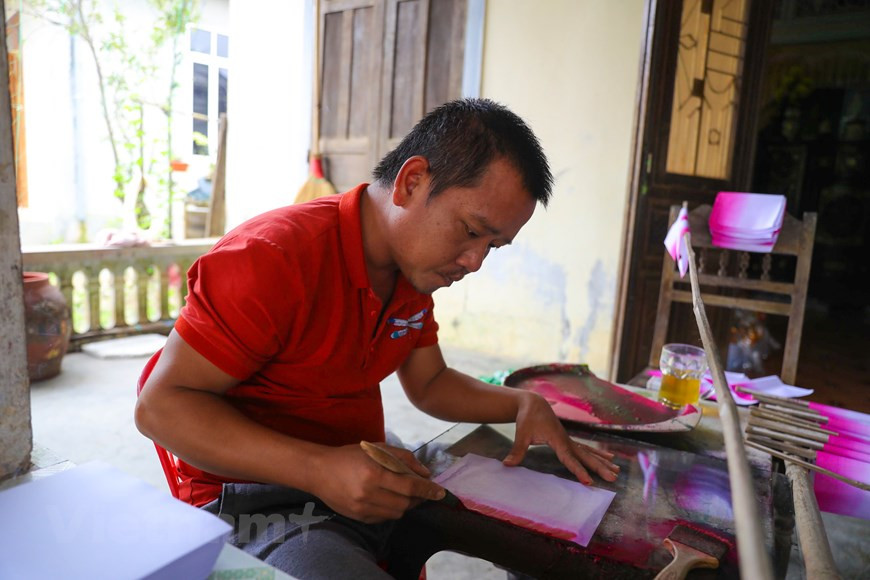 Según Nguyen Hoa, quien tiene más de 40 años de experiencia en la elaboración de flores de papel, con motivo del Tet, él y su familia necesitan fabricar alrededor de dos mil flores para distribuirlas en el mercado en ocasión del Tet. En la temporada alta, cuando no hay nadie para trabajar, las familias que hacen flores en Thanh Tien tienen que pedir ayuda a sus vecinos para poder producir y vender las flores a tiempo. Aunque están hechas de papel, las flores de Thanh Tien tienen la misma forma que las flores reales e imitan varios tipos de flores como loto, rosa, flor de albaricoque, orquídea... (Foto: Vietnam+)