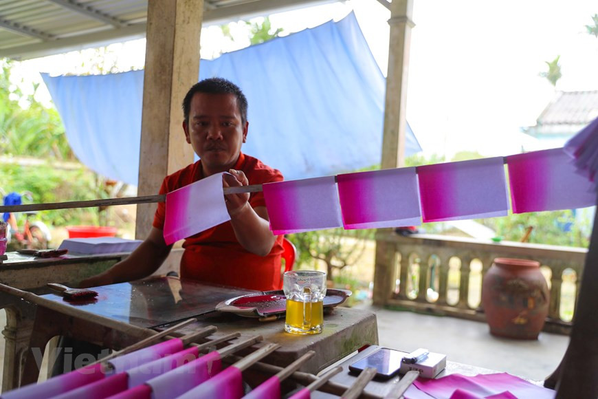  “Tenemos que preparar todos los materiales del 6 al 7 del mes lunar, justo a tiempo para ponerlos en el mercado. Aquí hay dos tipos principales de flores: las flores de culto, que solo se suministran al mercado durante el Tet, y las flores de loto de papel, que se comercializan durante todo el año”, explica Nguyen Hoa. El mayor desafío del artesano fabricante de flores de papel es hacer que parezca reales. Colocar flores en las ramas también es algo interesante y, por lo general, cada rama de flor de Thanh Tien tiene de nueve a 10 flores, porque según el concepto de la gente de Hue, estos son los números de la suerte que siempre traen cosas buenas. (Foto: Vietnam+)