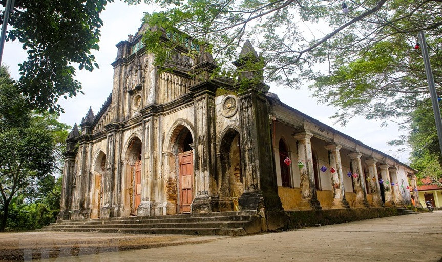 La antigua iglesia de Tung Son está ubicada en la aldea homónima, en la comuna de Hoa Son del distrito de Hoa Vang, y fue construida antes de 1904, con piedra y materiales que incluyen cal, limo de Litsea, la cuerda de cuscuta (Foto de VNA)