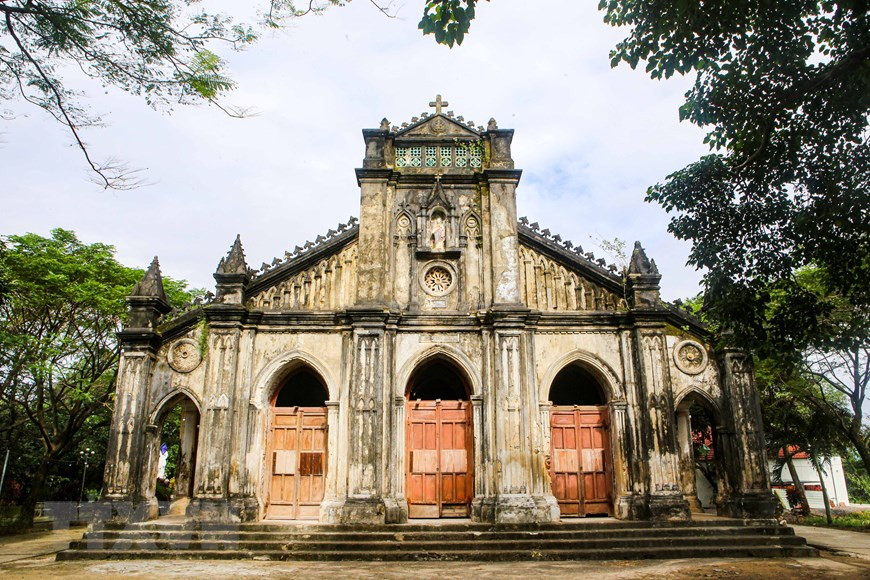Aunque una parte de sus puertas principales se han dañado con el tiempo, la iglesia todavía conserva la belleza especial de una obra construida con piedra. (Foto de VNA)