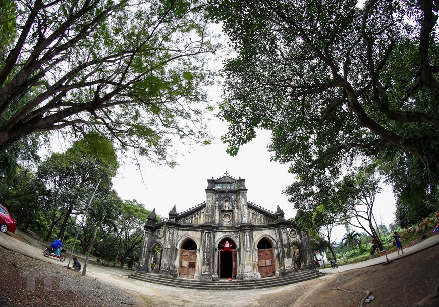 La antigua iglesia Tung Son está ubicada en un campo verde (Foto de VNA)