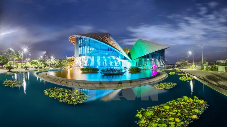 El teatro y centro de exposiciones Cao Van Lau, con forma de sombrero, cubre 2.262 m2, con una altura de 24,25 metros y un diámetro de 45,15 metros (Fuente: VNA)