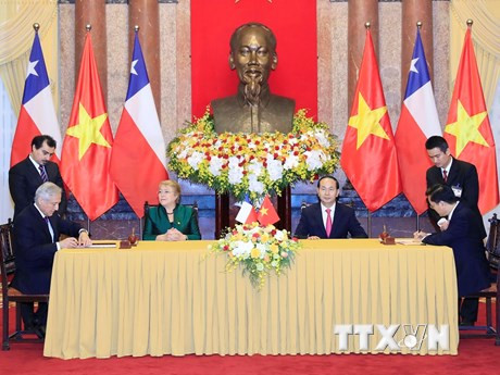 Tran Dai Quang y Michelle Bachelet asistieron a la firma de varios acuerdos de cooperación entre Vietnam y Chile (Fuente: VNA)