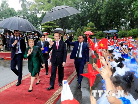 La presidenta chilena, Michelle Bachelet, fue recibida por su homólogo anfitrión, Tran Dai Quang. (Fuente: VNA)