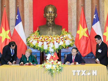 Tran Dai Quang y Michelle Bachelet firmaron la Declaración conjunta Vietnam-Chile (Fuente: VNA)