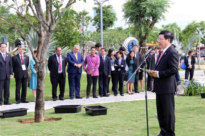 Durante el acto de inauguración, Binh Minh destacó que el parque es “un esfuerzo para expandir y profundizar la comprensión sobre el APEC, conectando a los pueblos y promoviendo el intercambio" (Fuente: VNA)