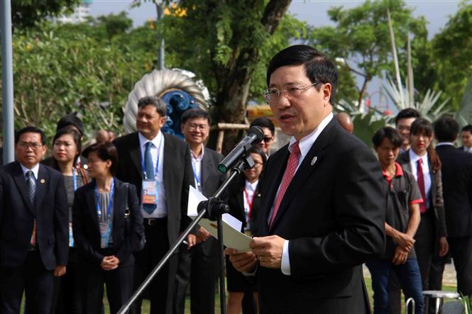 La ceremonia de apertura contó con la presencia del vicepremier y canciller de Vietnam, Pham Binh Minh, también presidente del Comité Nacional APEC 2017, y representantes de las 21 economías miembros del Foro (Fuente: VNA)