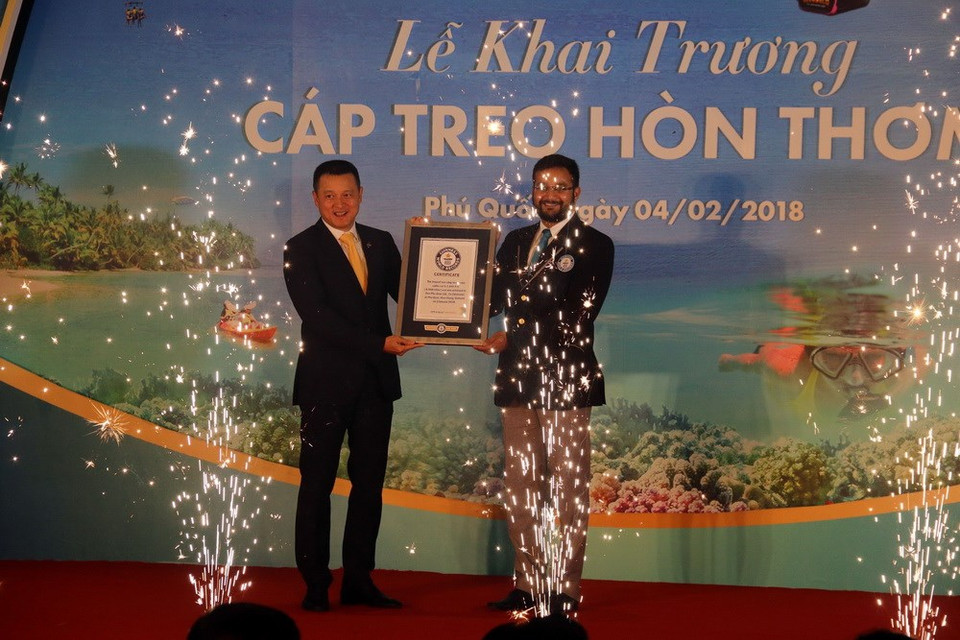 Dangarikar Swapnil Mahesh, de Guinness World Records, entregó el certificado de reconocimiento por el teleférico de tres cables más largo del mundo a un representante de Sun Group (Fuente: VNA)